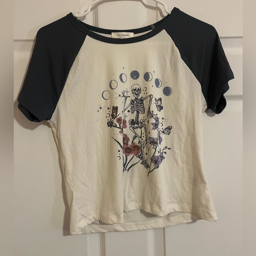 Women’s size large No Comment cropped t- shirt